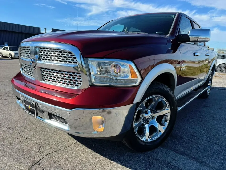2016 RAM 1500 Laramie, Burgundy, foto 1 en Picasso Imports Westfield, Indiana